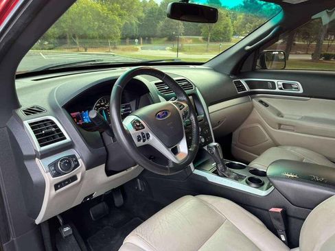 Used 2013 Ford Explorer XLT image 8