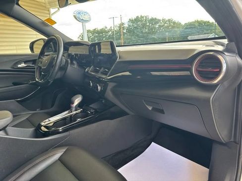 Used 2024 Chevrolet Trax RS w/ Sunroof Package FWD image 23