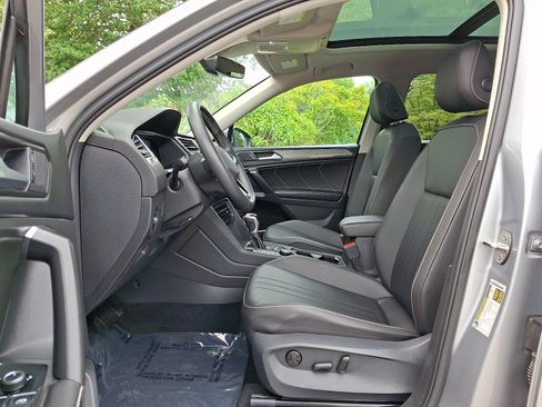 Used 2023 Volkswagen Tiguan SE AWD/4WD image 14