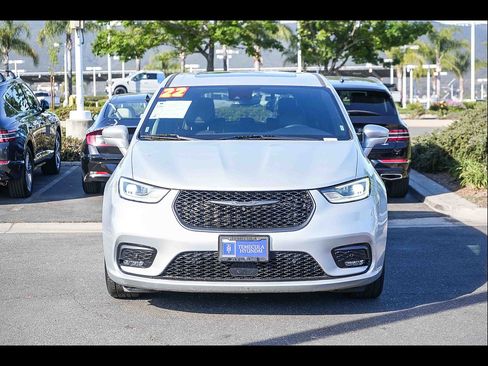 Used 2022 Chrysler Pacifica Limited w/ Uconnect Theater Family Group FWD image 2