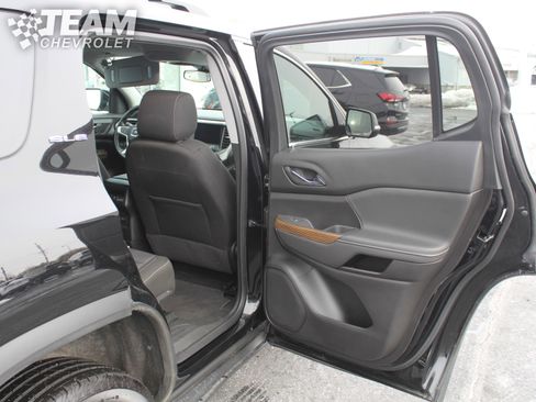 Certified 2023 GMC Acadia SLE w/ Driver Convenience Package image 24