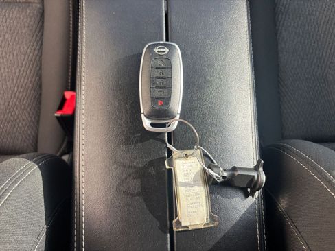 Used 2025 Nissan Rogue SV image 22