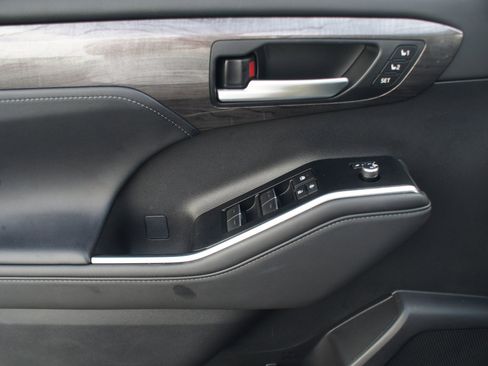 Used 2025 Toyota Highlander Limited image 30