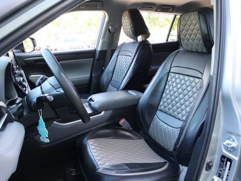 Used 2020 Toyota Highlander L FWD image 32