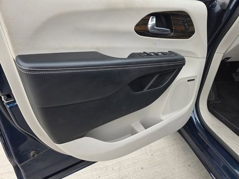 Used 2022 Chrysler Pacifica Limited w/ Uconnect Theater Family Group image 9