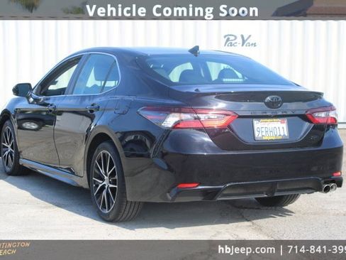 Used 2023 Toyota Camry SE image 3