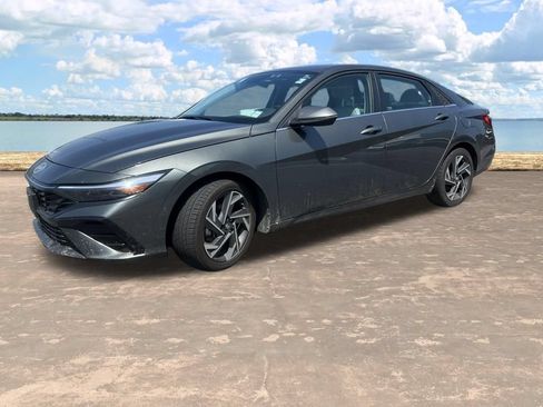 Used 2025 Hyundai Elantra Limited FWD image 5