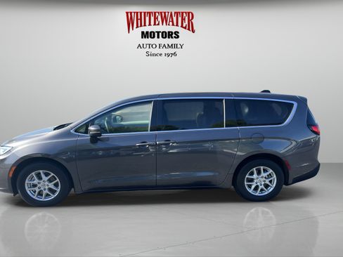 Used 2023 Chrysler Pacifica Touring-L FWD image 2