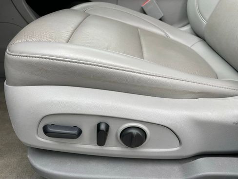 Used 2023 GMC Acadia SLT image 11