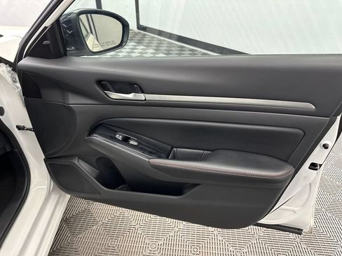 Used 2024 Nissan Altima 2.5 SR FWD image 14