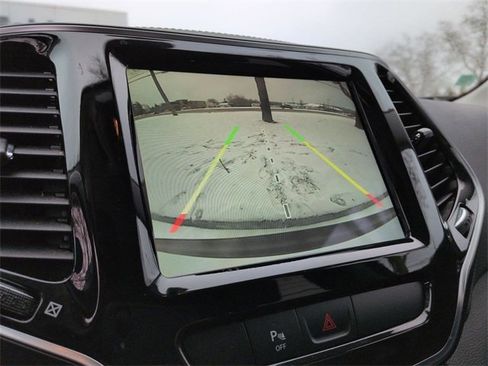 Used 2020 Jeep Cherokee Limited image 18