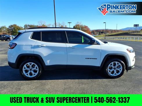 Used 2025 Jeep Compass Latitude image 2