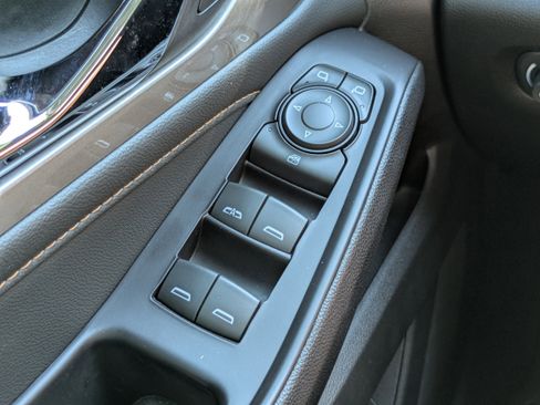 Used 2020 Chevrolet Traverse LT FWD image 31