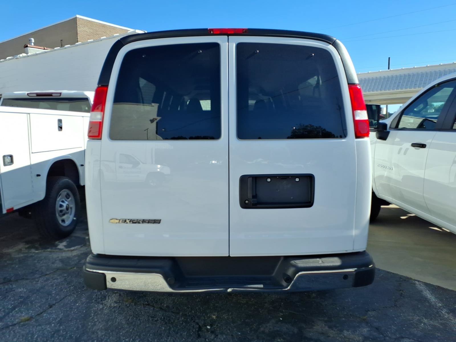 Used 2025 Chevrolet Express 3500 LT w/ LT Preferred Equipment Group RWD image 4