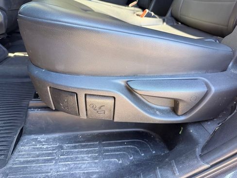 Used 2024 Toyota Highlander XLE AWD/4WD image 38