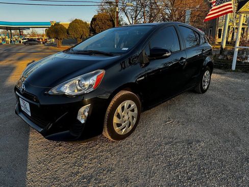 Used 2016 Toyota Prius C Two image 1