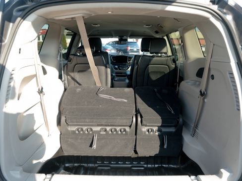 Used 2023 Chrysler Pacifica Touring-L image 28