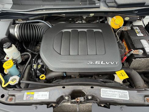 Used 2014 Chrysler Town & Country S image 33