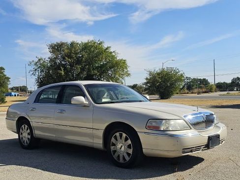 Used 2003 Lincoln Town Car Cartier RWD image 2