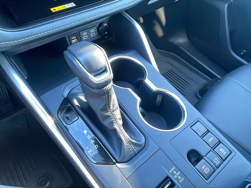 Used 2025 Toyota Highlander XLE image 28