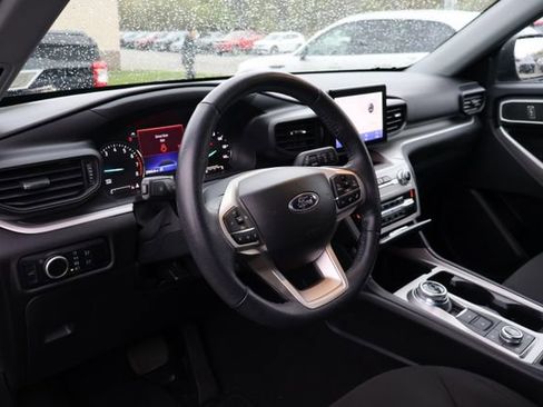 Used 2023 Ford Explorer XLT AWD/4WD image 5