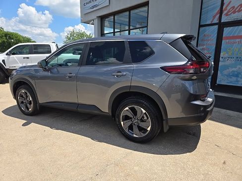 Used 2026 Nissan Rogue SV FWD image 8