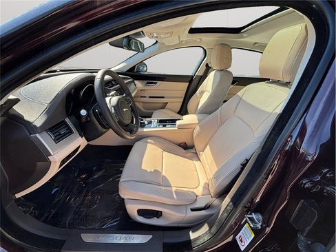 Used 2018 Jaguar XF Premium image 2