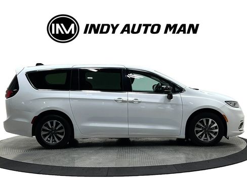 Used 2024 Chrysler Pacifica Limited FWD image 3