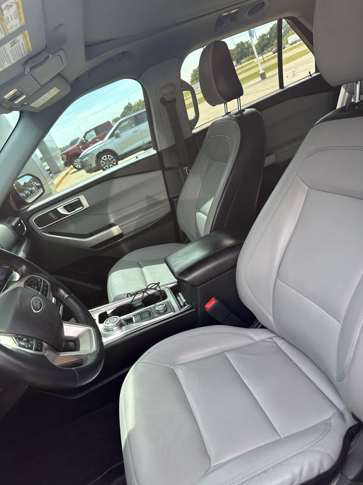 Used 2021 Ford Explorer XLT w/ XLT Sport Appearance Package AWD/4WD image 10