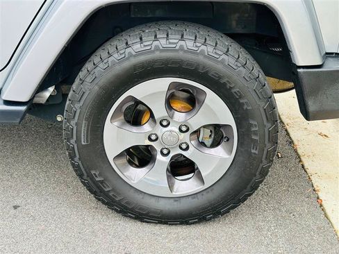 Used 2018 Jeep Wrangler Unlimited Sahara w/ Connectivity Group AWD/4WD image 14