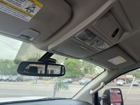 Used 2019 Nissan Titan SV w/ SV Convenience Package image 12