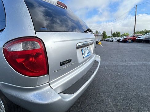 Used 2004 Chrysler Town & Country Touring FWD image 19
