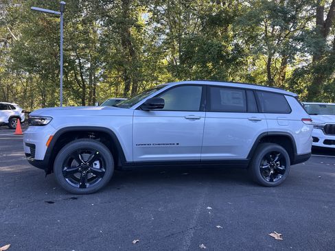 New 2025 Jeep Grand Cherokee L Altitude image 22