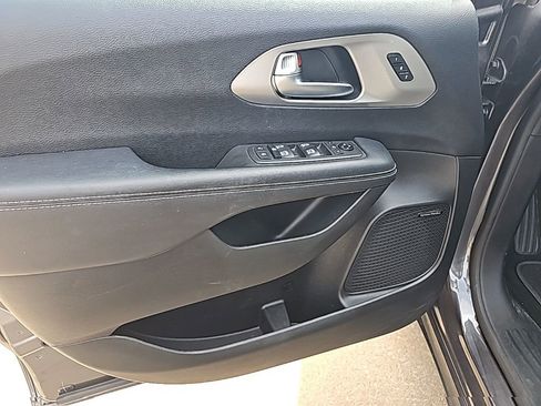 Used 2021 Chrysler Pacifica Limited w/ Uconnect Theater Family Group image 23