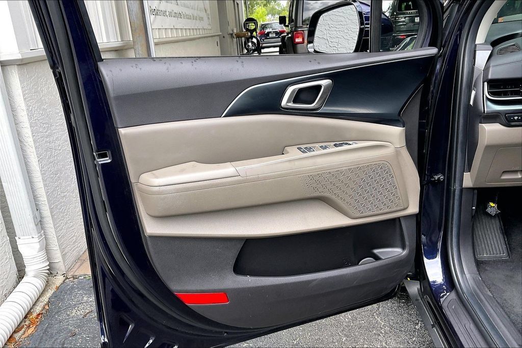 Used 2026 Kia Carnival FWD image 2