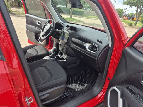 Used 2019 Jeep Renegade Latitude FWD image 16