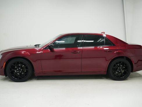 Used 2020 Chrysler 300 Touring w/ Sport Appearance Package RWD image 4