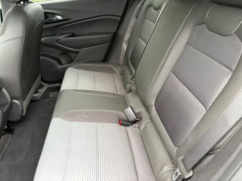 Used 2025 Chevrolet Trax LT w/ LT Convenience Package FWD image 9
