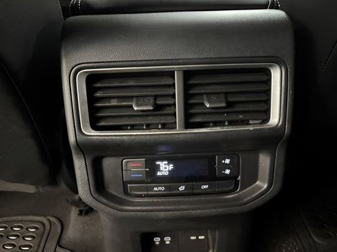 Used 2025 Volkswagen Atlas SE AWD/4WD image 32