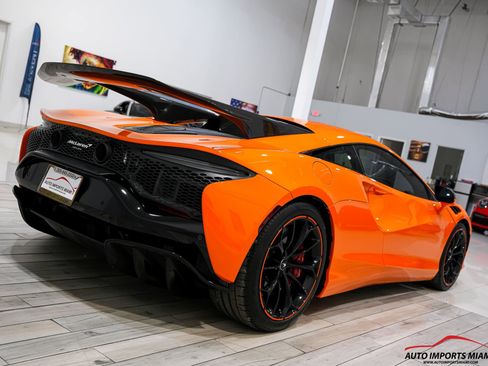 Used 2023 McLaren Artura image 25