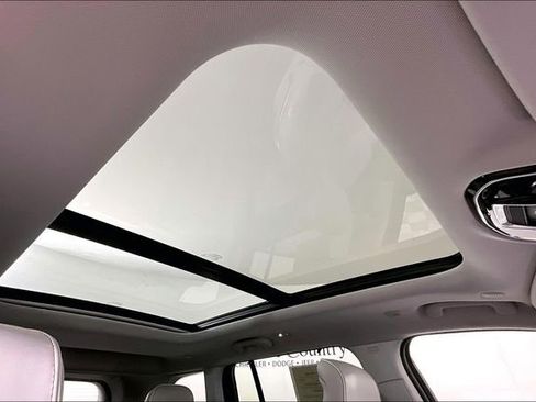 Used 2022 Jeep Grand Cherokee Overland w/ Luxury Tech Group IV image 19