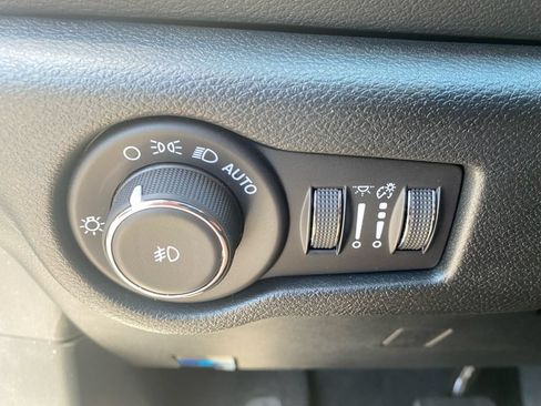 Used 2025 Chrysler Pacifica Select FWD image 23