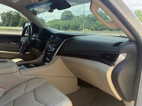 Used 2020 Cadillac Escalade Premium Luxury AWD/4WD image 32