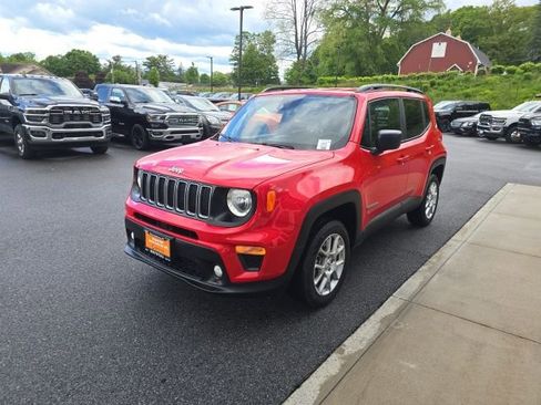 Used 2022 Jeep Renegade Latitude w/ Convenience Group AWD/4WD image 3