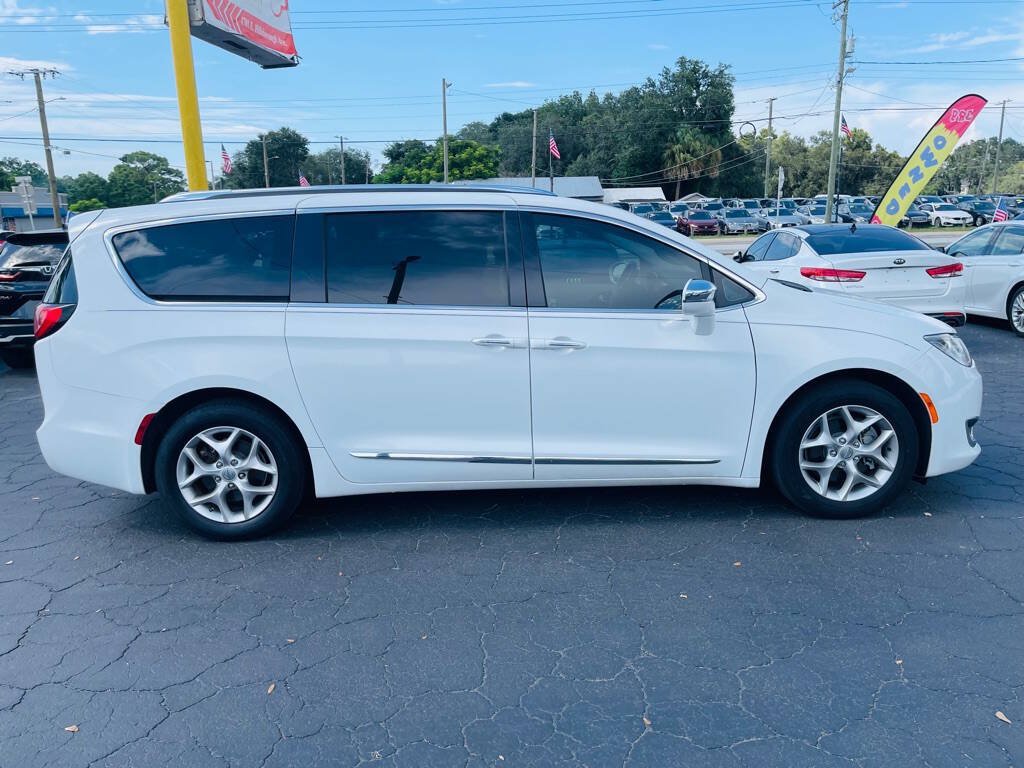 Used 2020 Chrysler Pacifica Limited FWD image 10