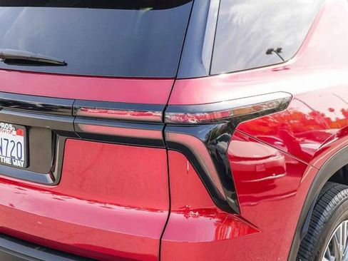 Used 2025 Chevrolet Traverse LT image 8