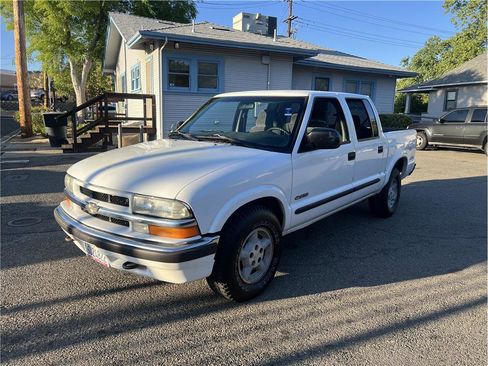 Used 2001 Chevrolet S10 Pickup LS w/ Cold-Climate Pkg AWD/4WD image 3