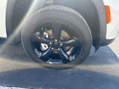 Used 2023 Jeep Grand Cherokee Altitude image 5