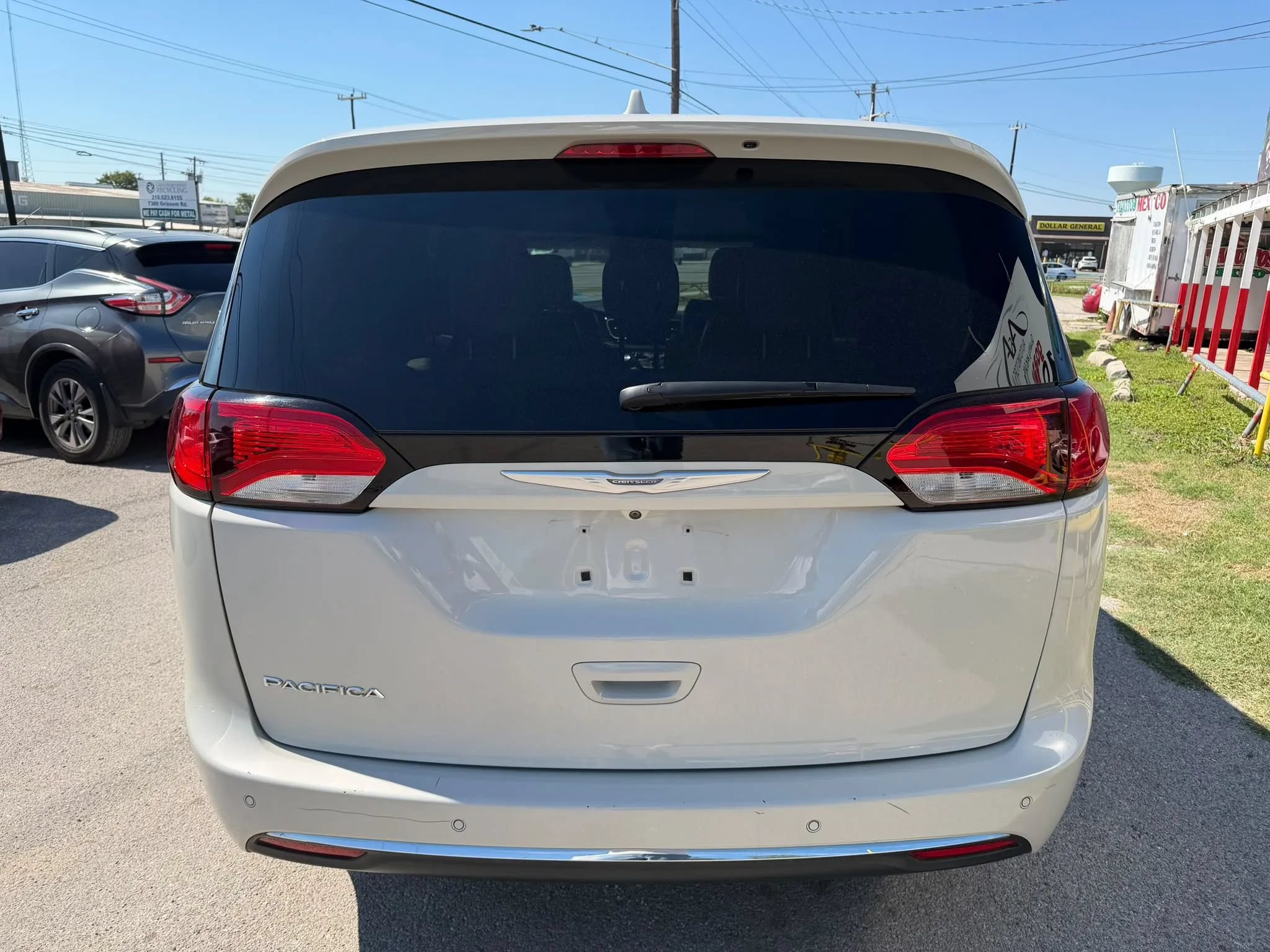 Used 2017 Chrysler Pacifica Touring-L FWD image 2