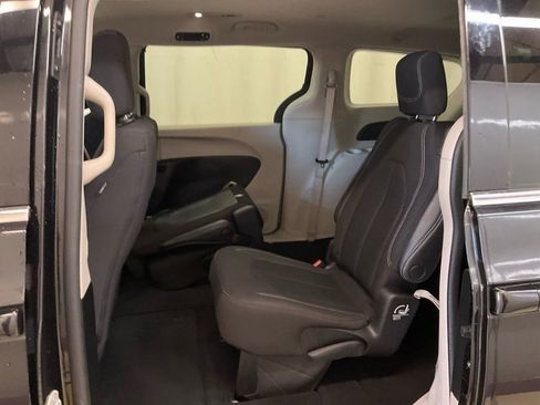 Used 2023 Chrysler Voyager LX image 5